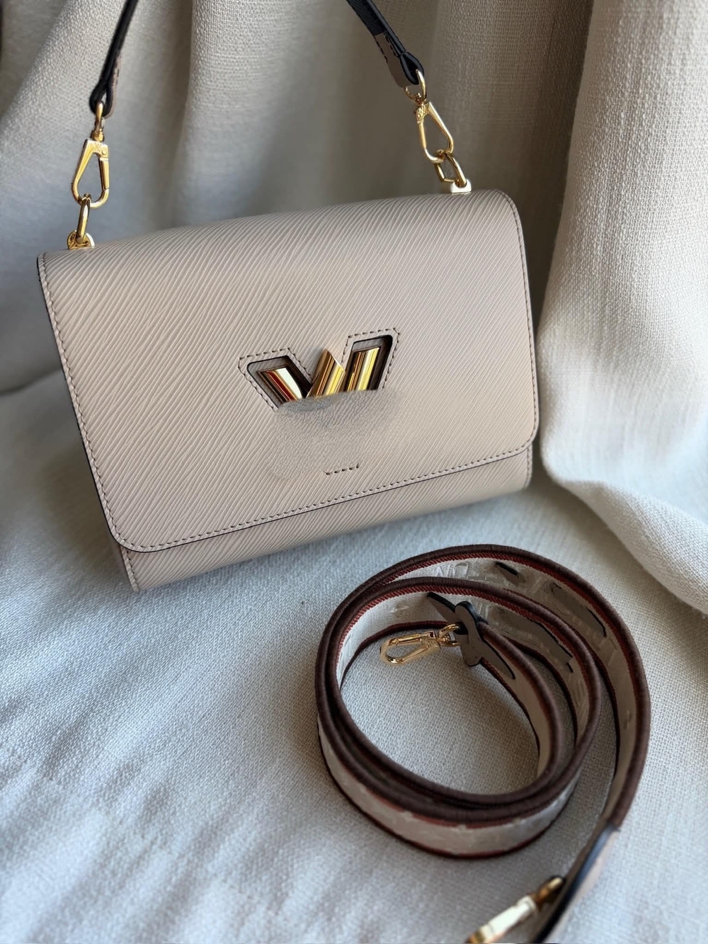 Elegant Light Grey Crossbody Bag with Gold Accent